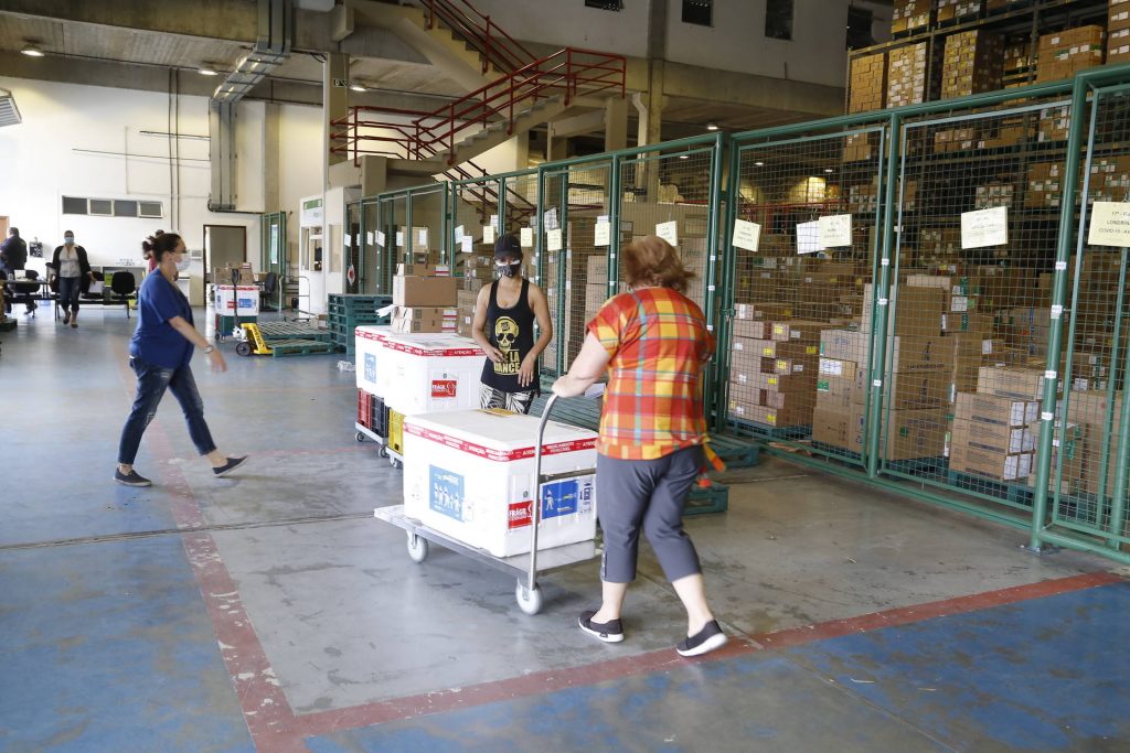 Mais de 657 mil vacinas são distribuídas neste sábado para os municípios