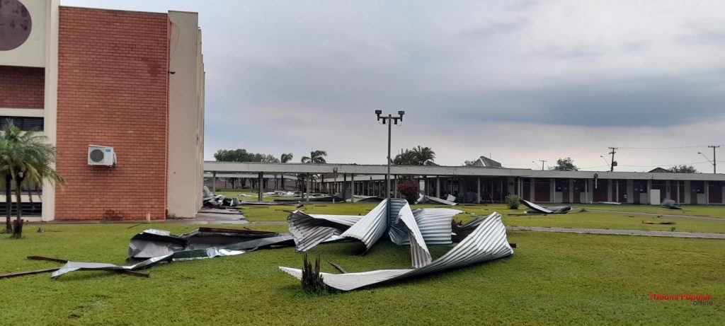 Unioeste de Foz tem quase 100% do telhado arrancado após vendaval e chuva de granizo