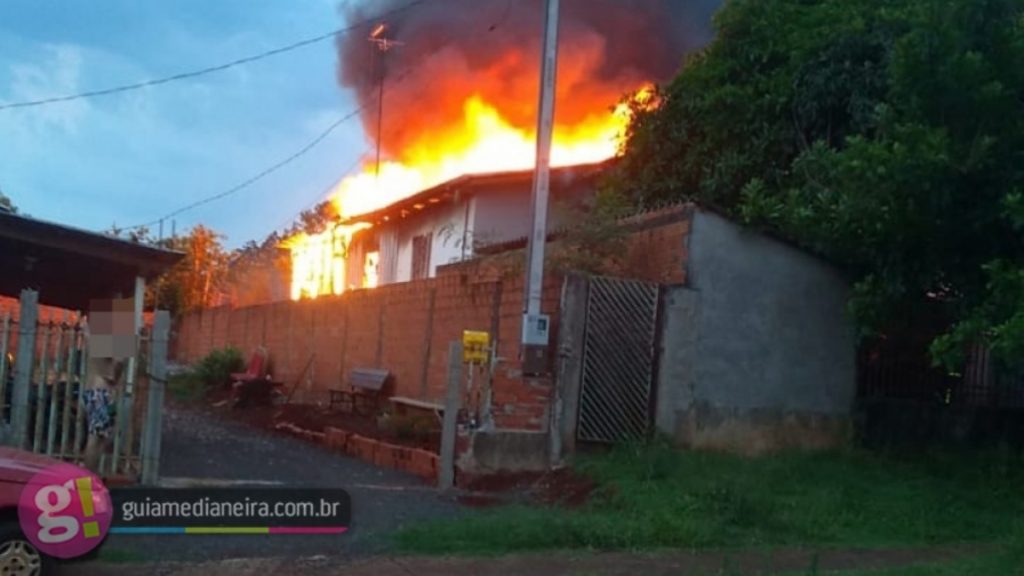 Residência é atingida por incêndio no Parque Alvorada em Medianeira