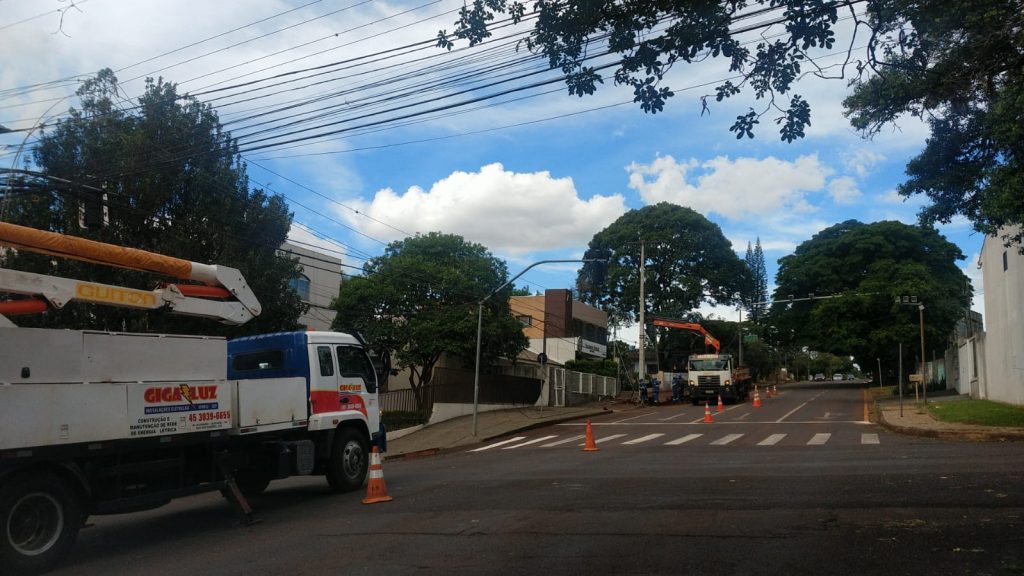 Copel realiza ajustes em fiação danificada por árvores em Cascavel