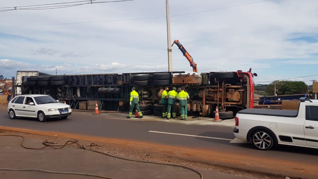 Destombamento de carreta é realizado no Trevo Cataratas em Cascavel