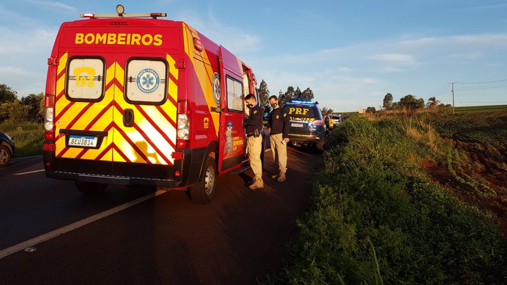 Duas pessoas ficam feridas após caírem de moto na BR-467, em Cascavel