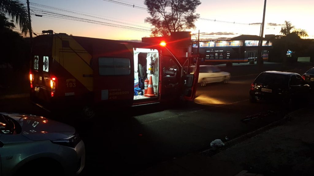 Ciclista bate contra retrovisor de automóvel e fica ferido em Cascavel
