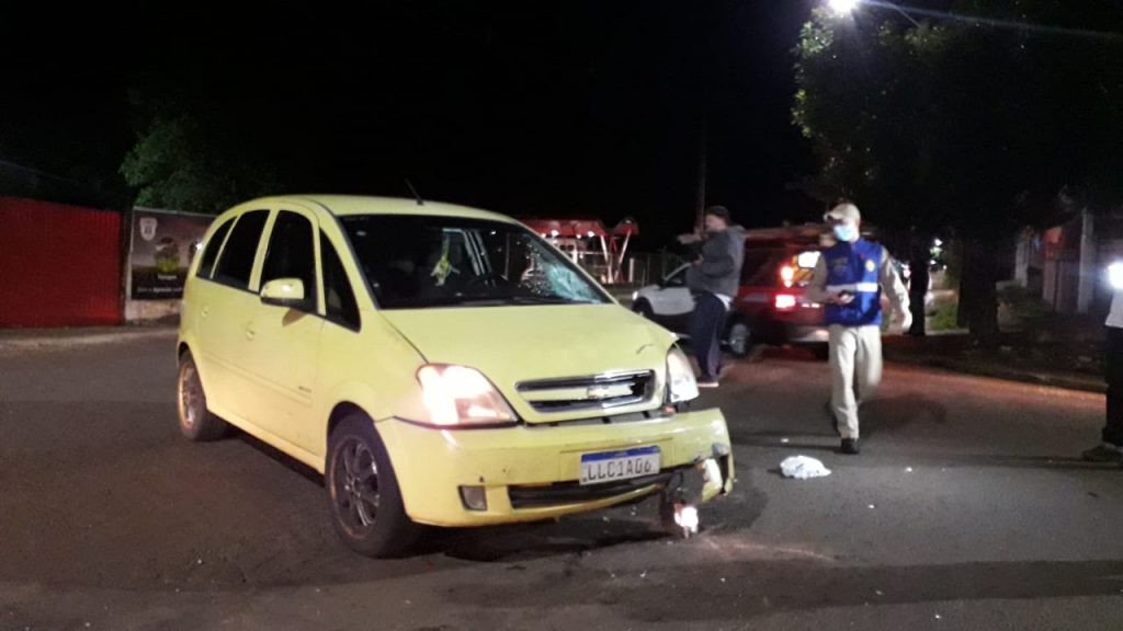 Colisão envolvendo carro e moto deixa uma pessoa ferida na Rua Jacarezinho, em Cascavel