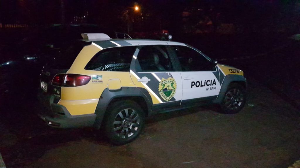 Após colisão contra poste, motorista abandona local e tem carro apreendido pela PM