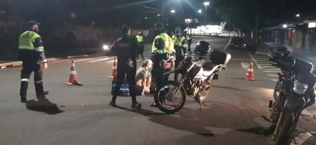 Ao fugir de abordagem da Transitar, motorista de automóvel atinge motociclista na Rua Vitória, em Cascavel