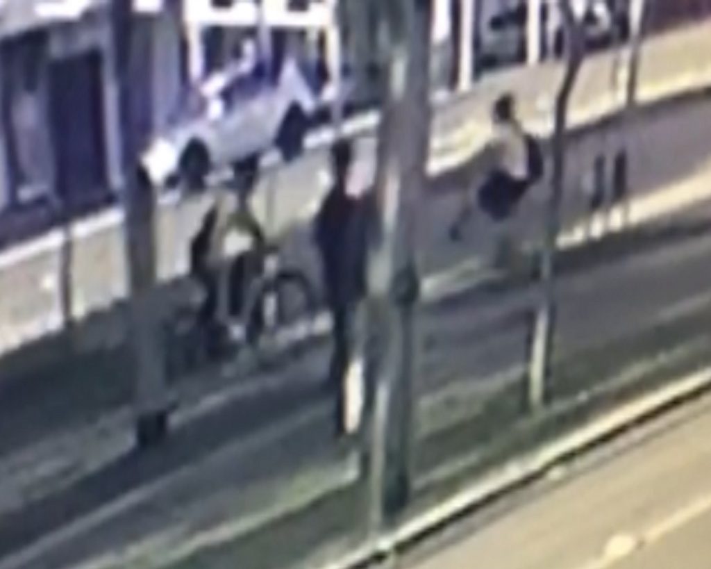 Imagem flagra acidente entre bicicletas na ciclovia da Av. Brasil, em Cascavel