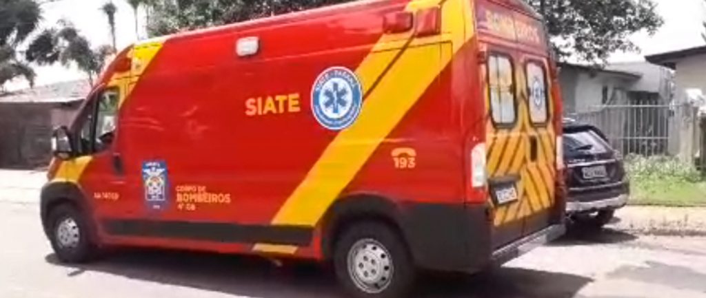 Caminhonete é arremessada contra caminhão após colidir com Mercedes em Cascavel