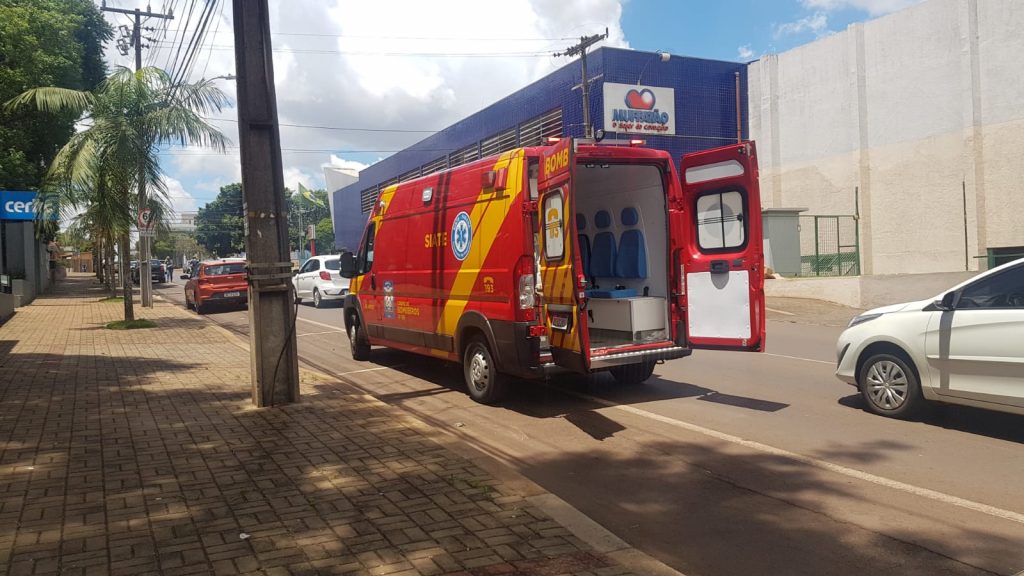 Mulher fica ferida ao cair dentro do ônibus na Rua Manoel Ribas