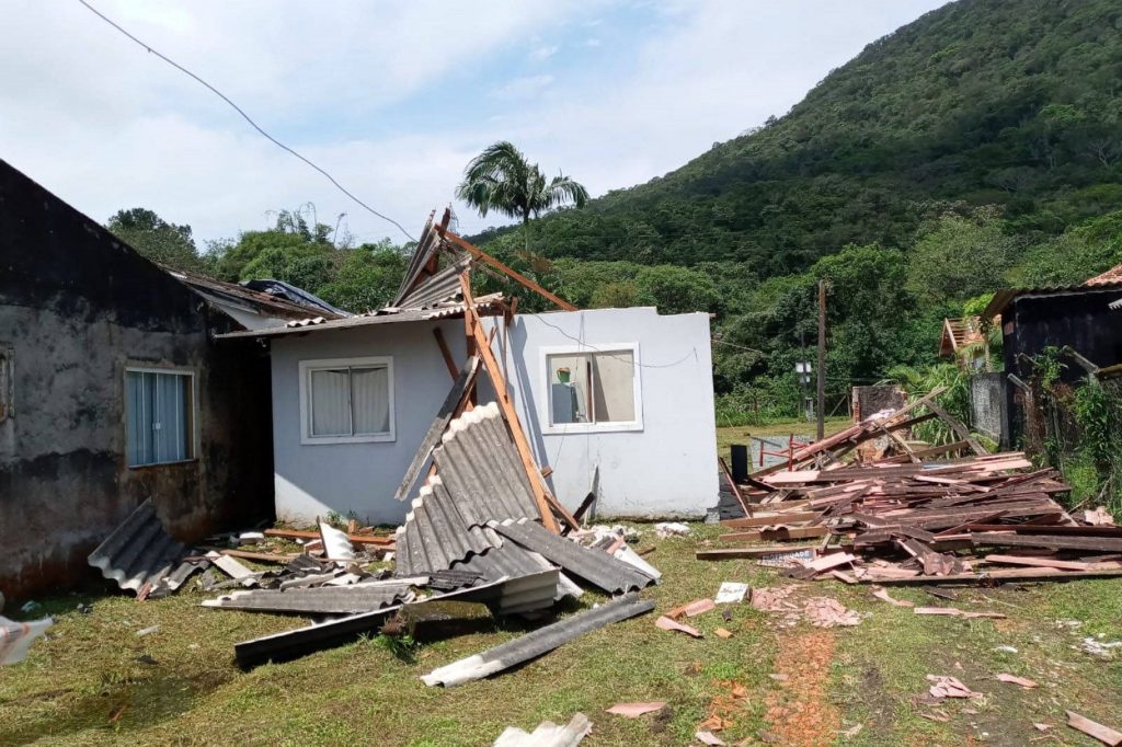 Balanço do temporal: chuvas danificaram 3 mil casas e derrubaram mais de 900 postes