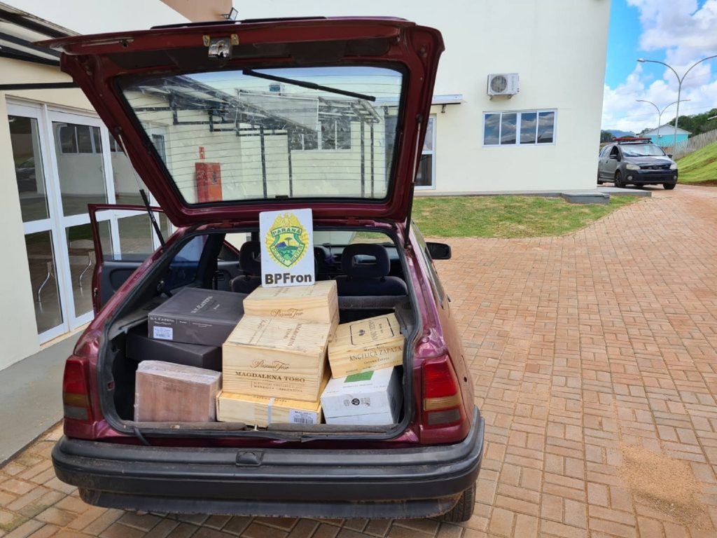 Kadett carregado com vinhos contrabandeados é apreendido pelo BPFron em Santo Antônio do Sudoeste