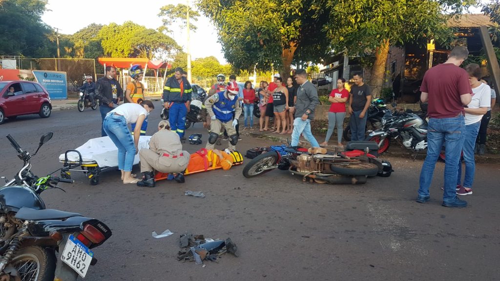 Motos batem de frente em carro e motociclistas ficam feridos, na Jacarezinho com a Maracaí