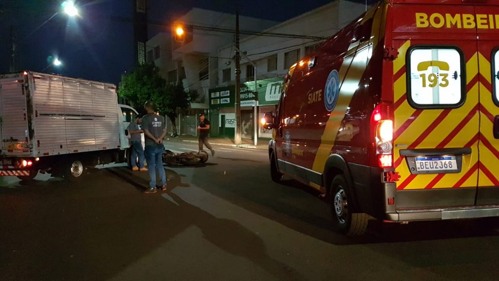 Motociclista fica ferido em colisão contra utilitário no Centro de Cascavel