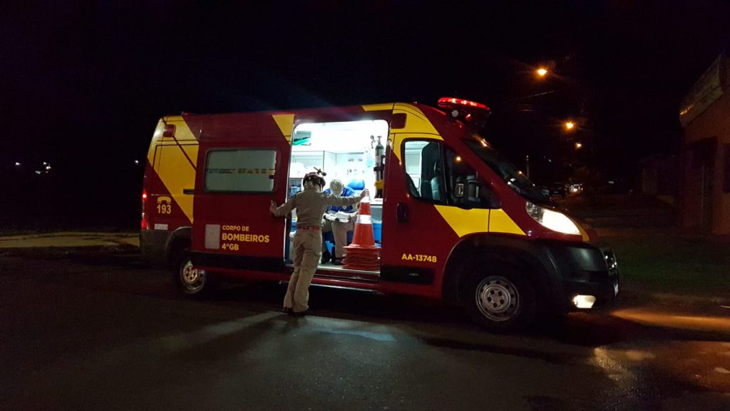 Homens que ocupavam moto ficam ferido em colisão contra caminhonete no Bairro Esmeralda