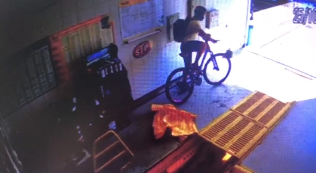Câmera de monitoramento flagra furto de bicicleta em posto de combustíveis