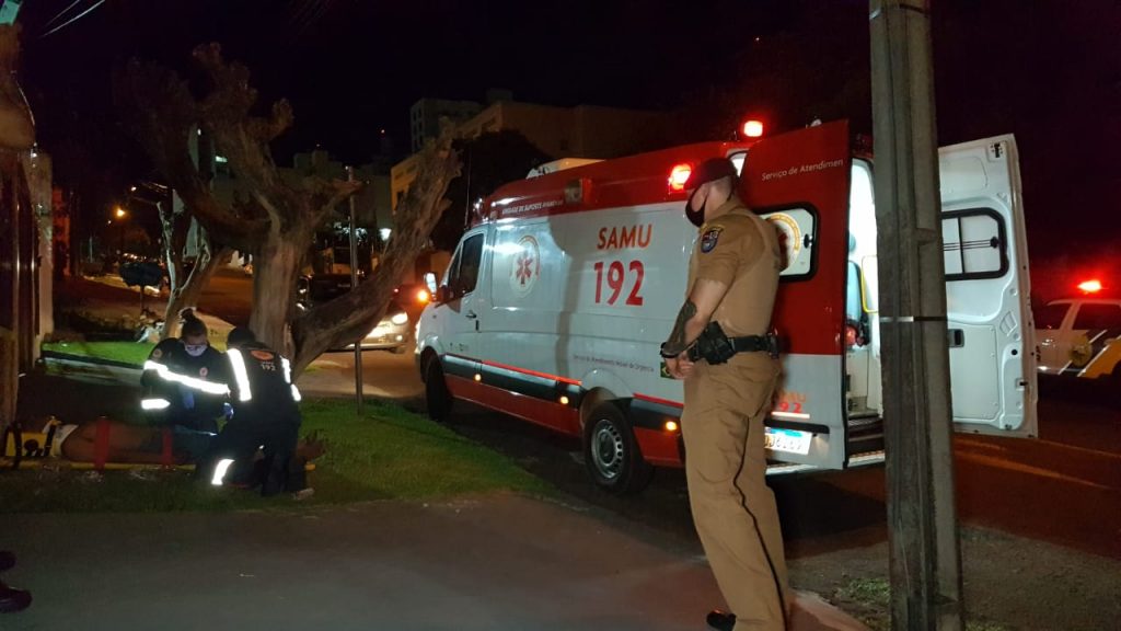 Com diversas lesões pelo corpo depois de ter sido agredido, jovem é socorrido pelo Samu no Centro de Cascavel