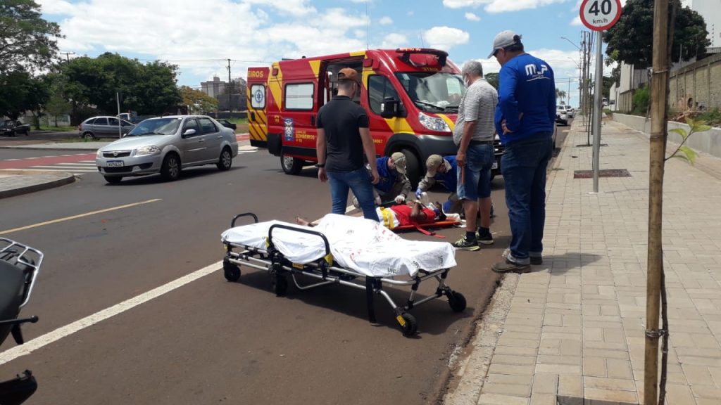 Motociclista bate na traseira de automóvel na Av. Piquiri, em Cascavel
