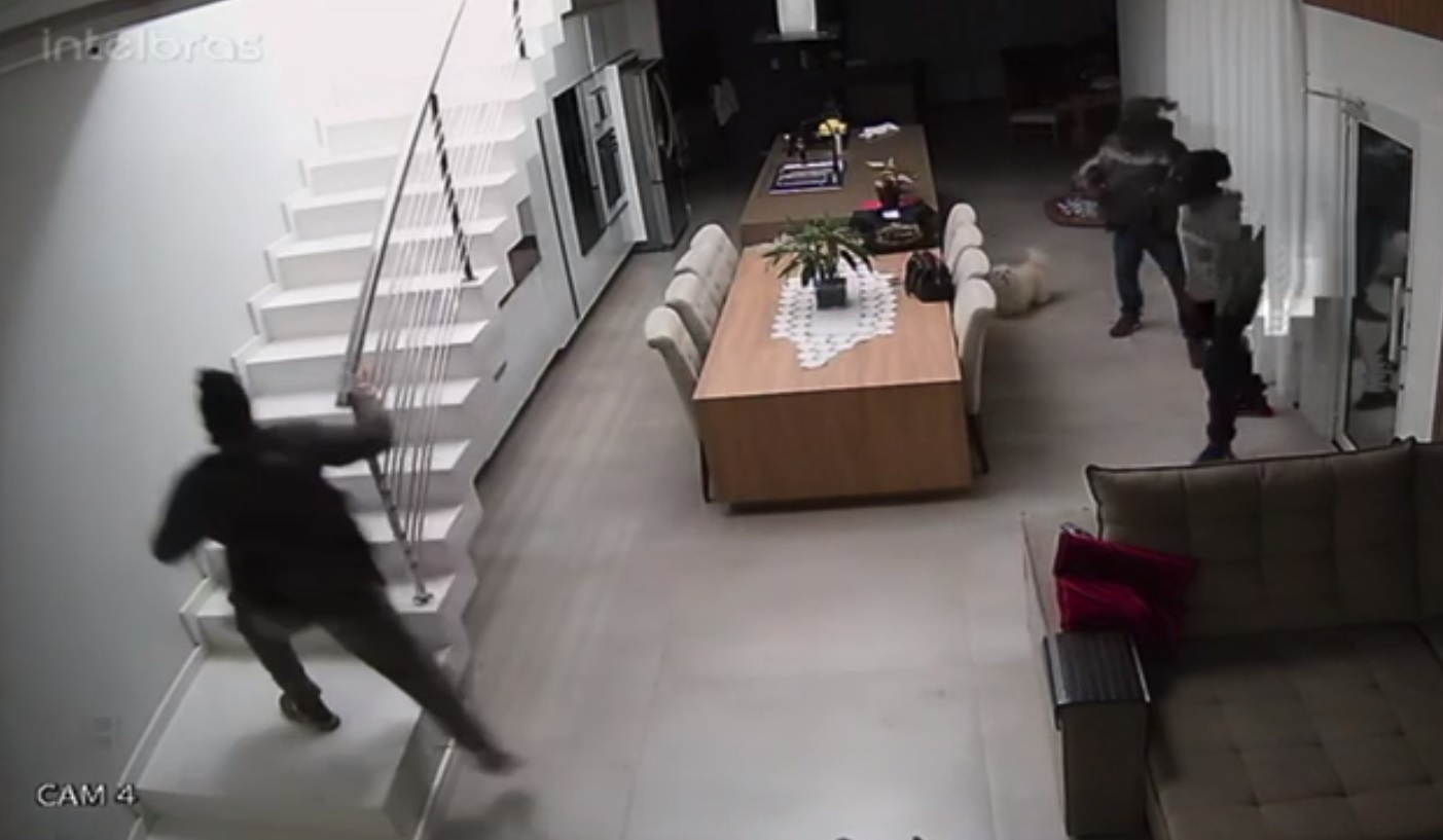 Lamentável: veja a ação dos três bandidos durante invasão a residência em Cascavel