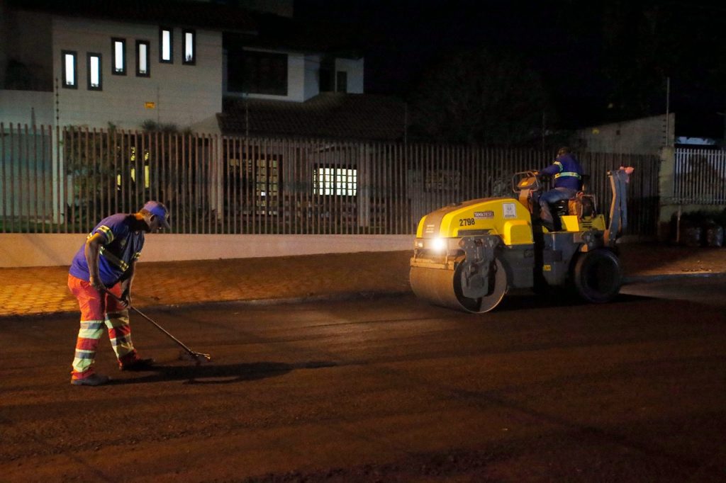 Cascavel reforça trabalhos de recuperação de ruas e estende trabalhos à noite