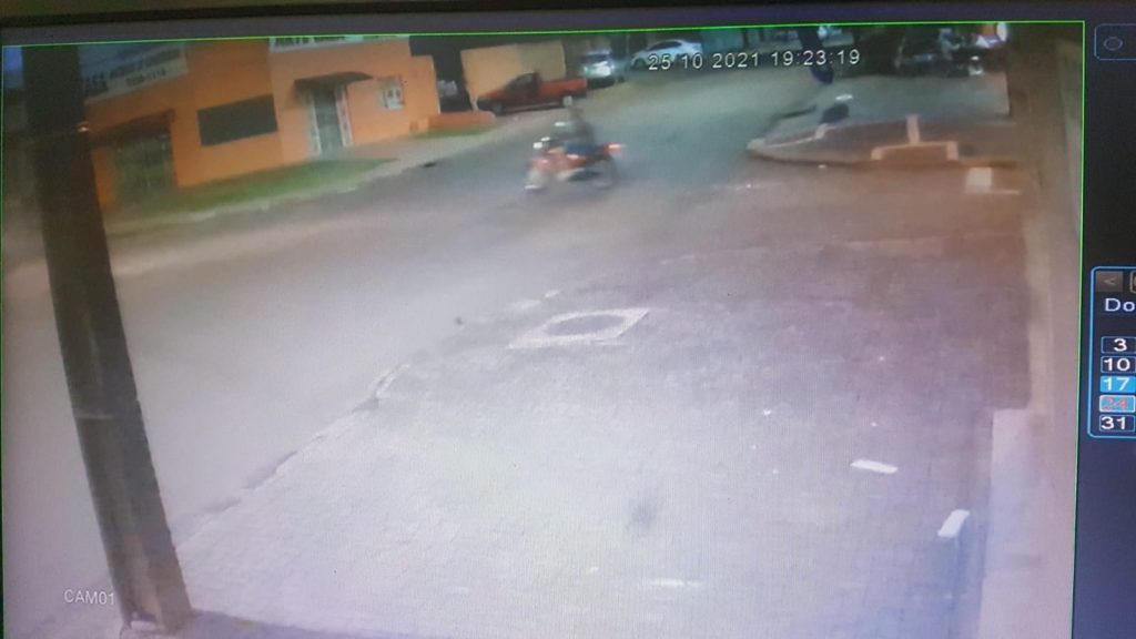 Imagem flagra acidente registrado no Bairro Esmeralda, em Cascavel