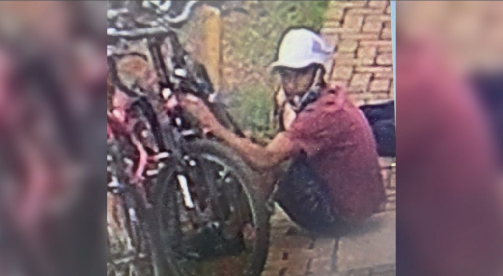 Duas bicicletas são furtadas no estacionamento do HUOP; câmera registrou a ação dos ladrões