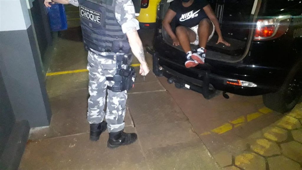 Passageira de ônibus é flagrada com meio quilo de skunk durante abordagem do Pelotão de Choque na rodoviária de Cascavel