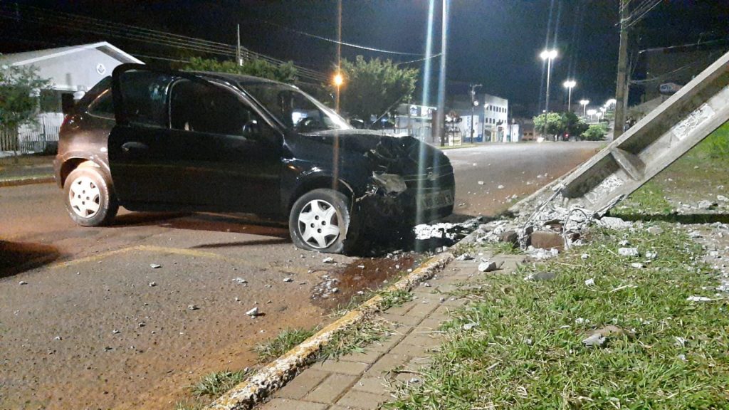 Condutor de Celta derruba poste de energia elétrica após colisão no Bairro Pacaembu