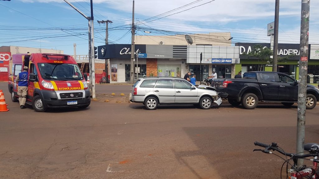 Parati bate na traseira de caminhonete na Av. Carlos Gomes, em Cascavel
