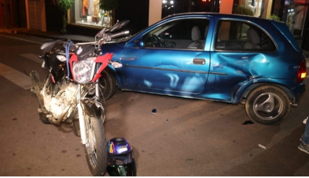 Motociclista perde controle e bate contra carro em Ponta Grossa