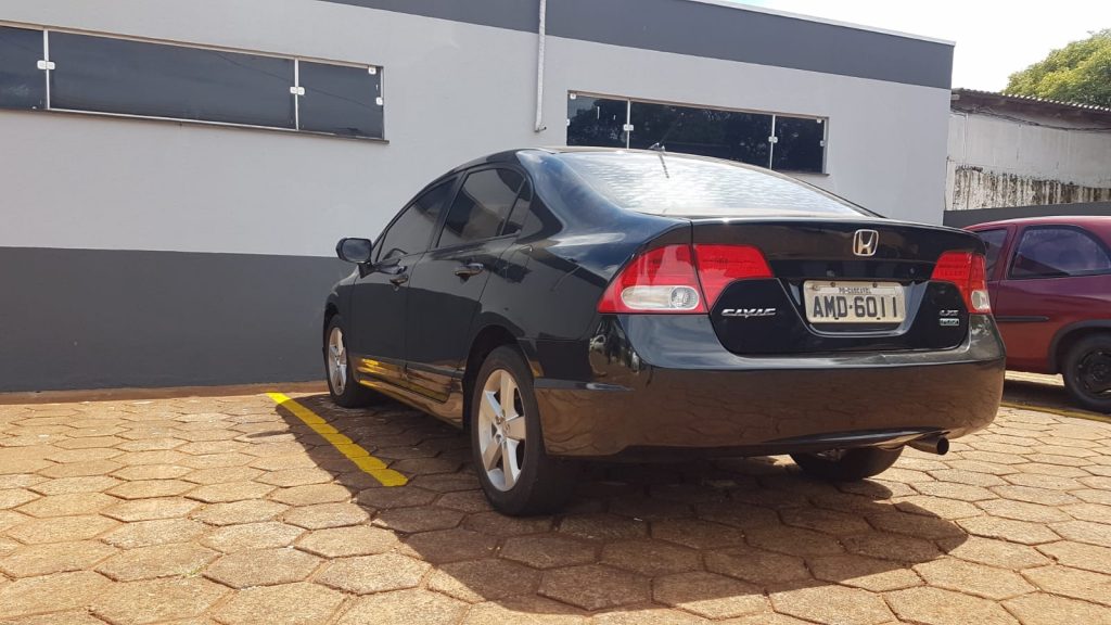 Honda Civic é apreendido e levado para a delegacia