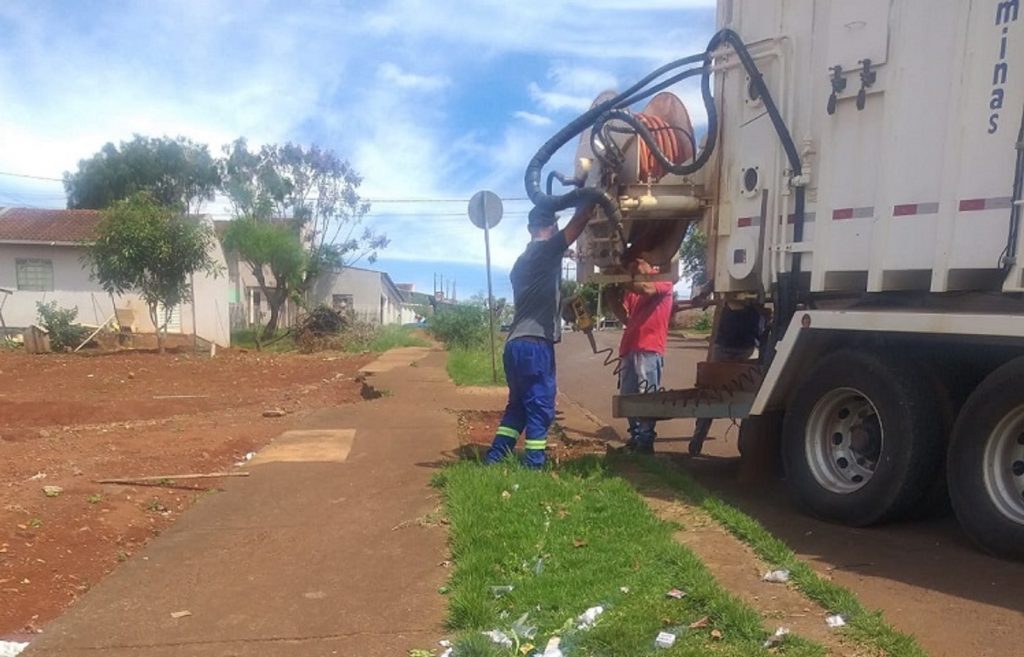 Equipes encontram até televisores de tubo em bueiros obstruídos