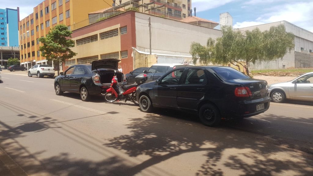 Quatro veículos se envolvem em colisão de trânsito na Rua Recife, em Cascavel