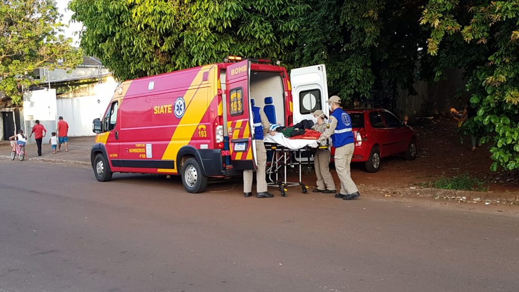 Homem de 63 anos sofre queda e é socorrido pelo Siate na Rua Ônix, no Esmeralda