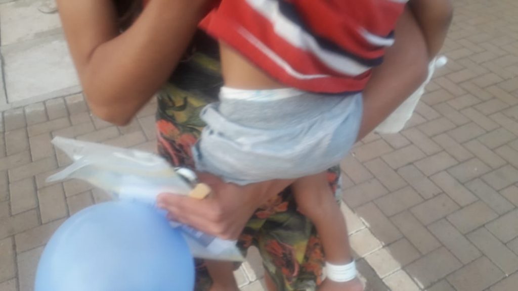 Mulher com filho no colo reclama de atendimento na UPA do Bairro Brasília
