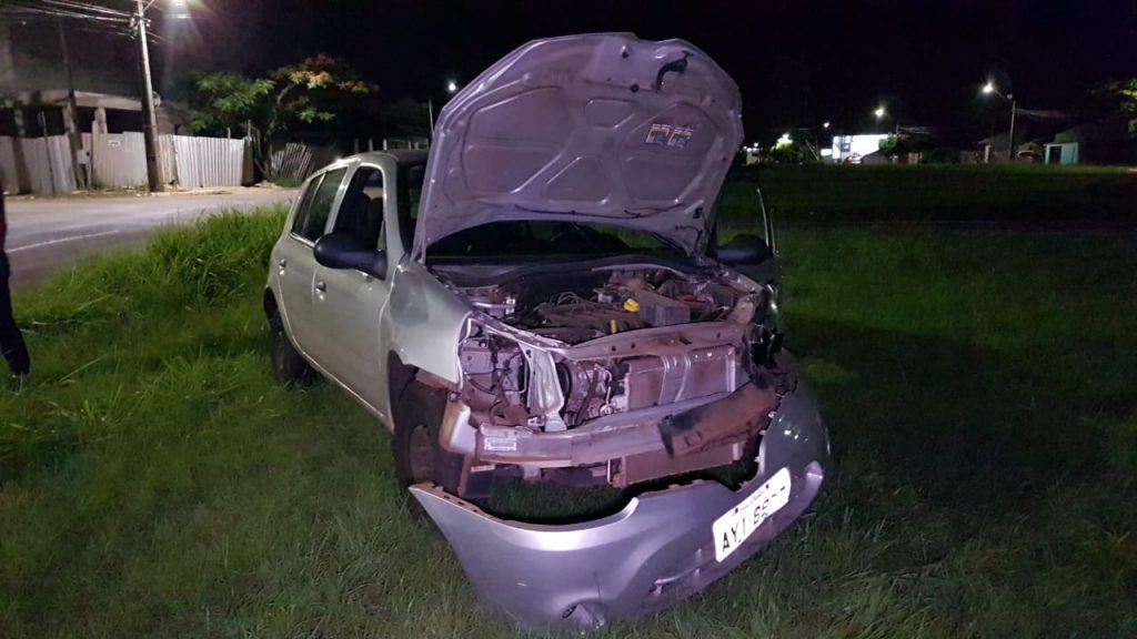 Renault Clio e Fiat Strada colidem na Avenida Antônio Kucinski, no Bairro Parque Verde