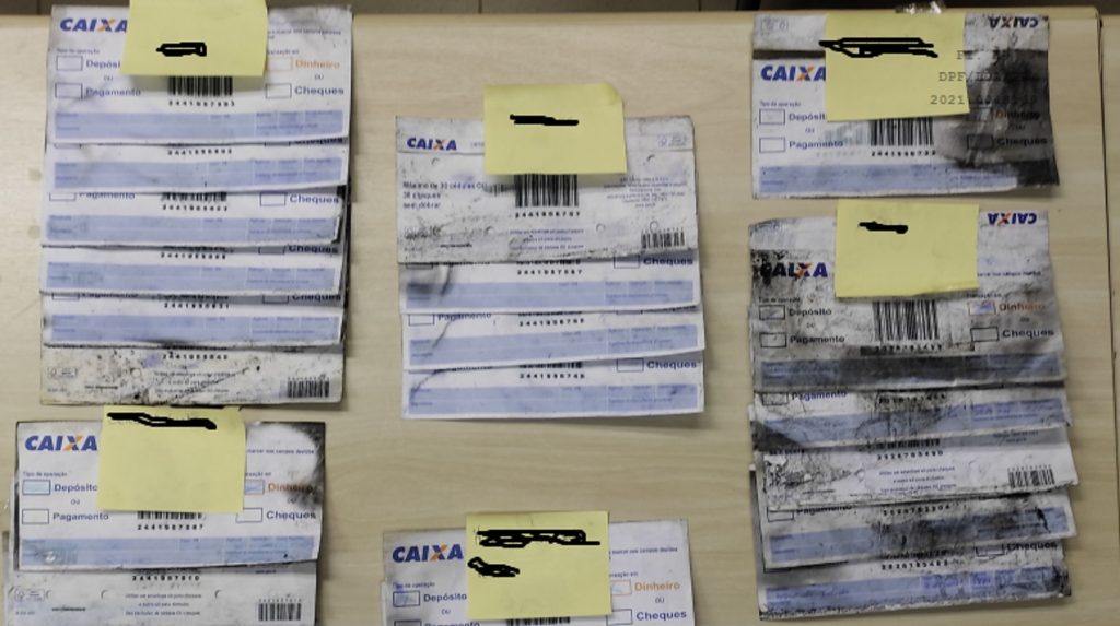 PF cumpre mandado de busca e apreensão na casa de suspeito de participação em incêndio em agência da Caixa em Londrina