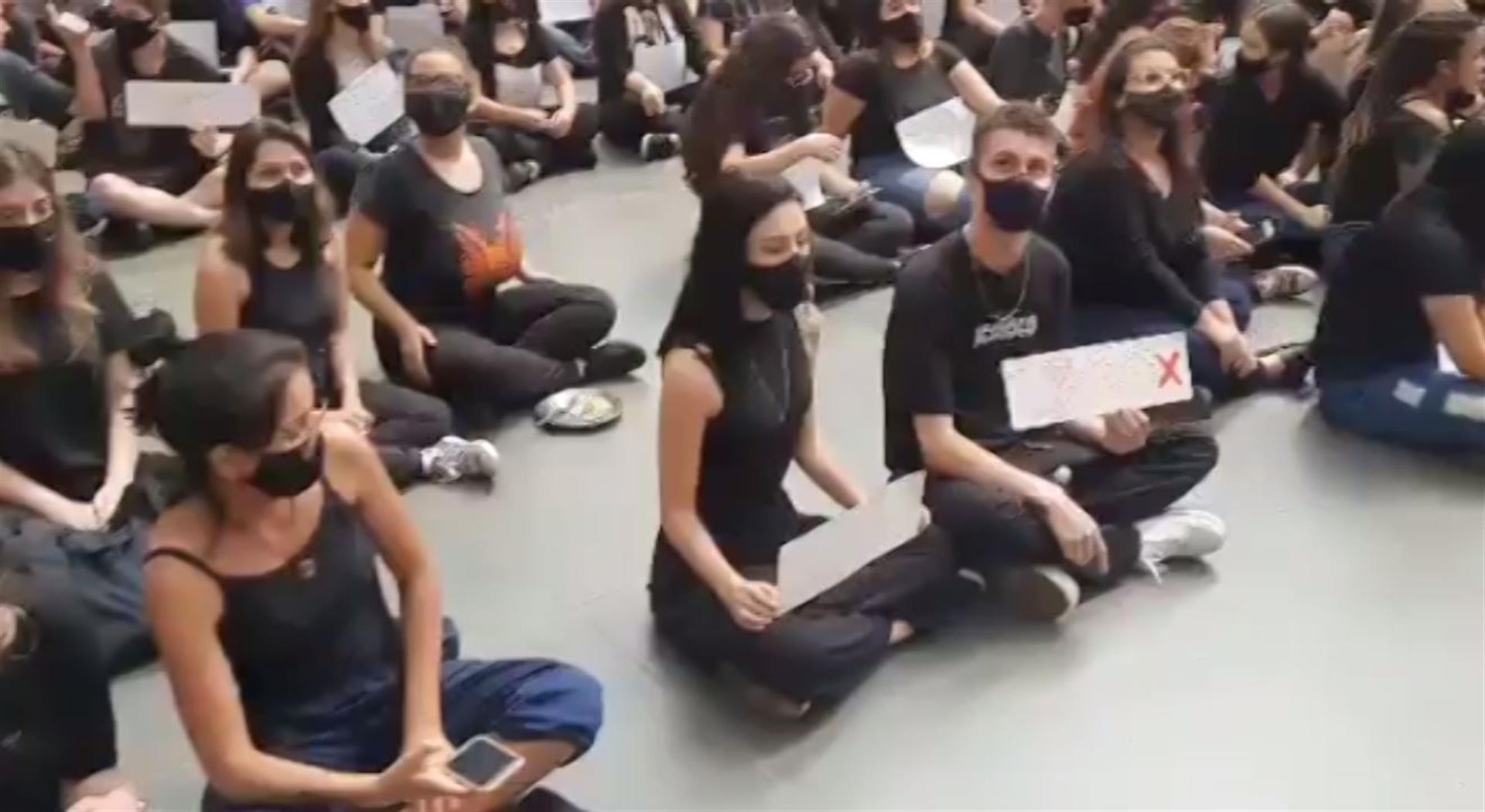 Veja a manifestação dos alunos do CEEP contra casos de assédio sexual