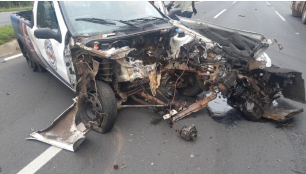 Motorista perde o controle, bate contra poste e veículo fica com a frente destruída