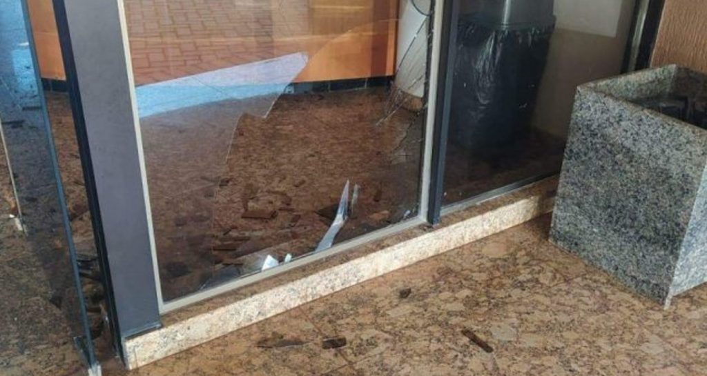 Homem em surto invade prefeitura e é preso pela PM após fazer ameaças e quebrar vidro em São Miguel do Iguaçu
