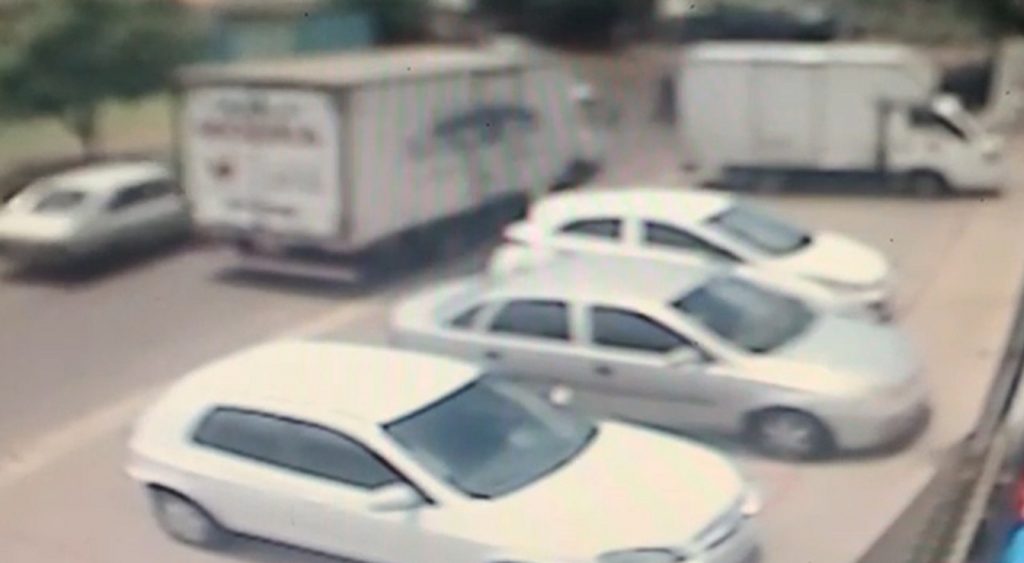 Imagem flagra carro derrubando caixas de cervejas na Av. Corbélia, em Cascavel; o mesmo carro atropelou um trabalhador