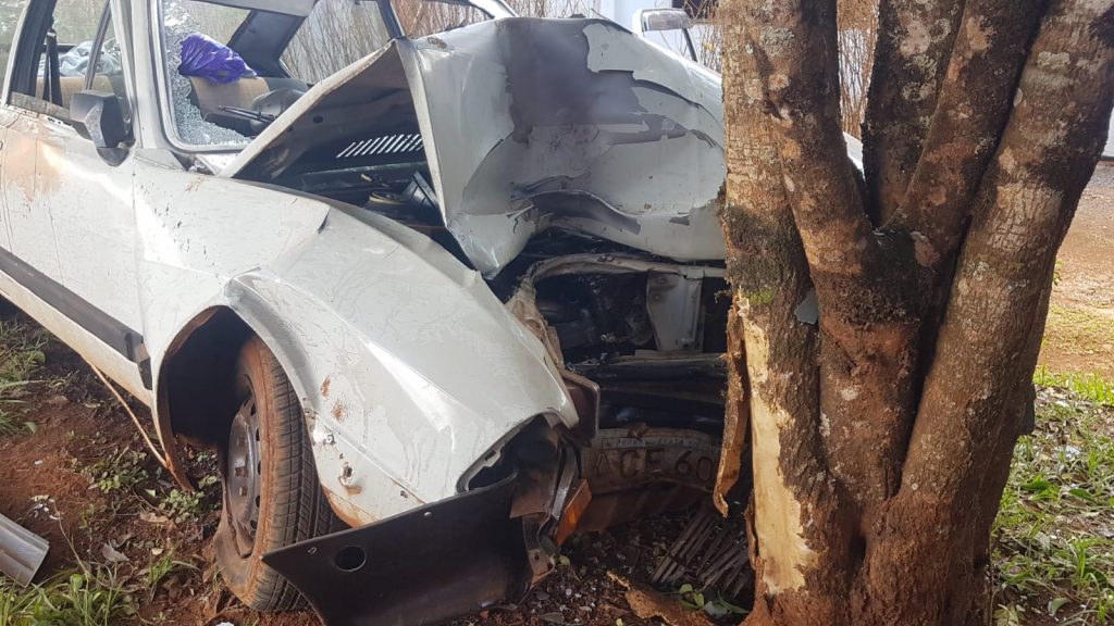 Carro colide em árvore e duas pessoas ficam feridas em estrada rural às margens da BR-369