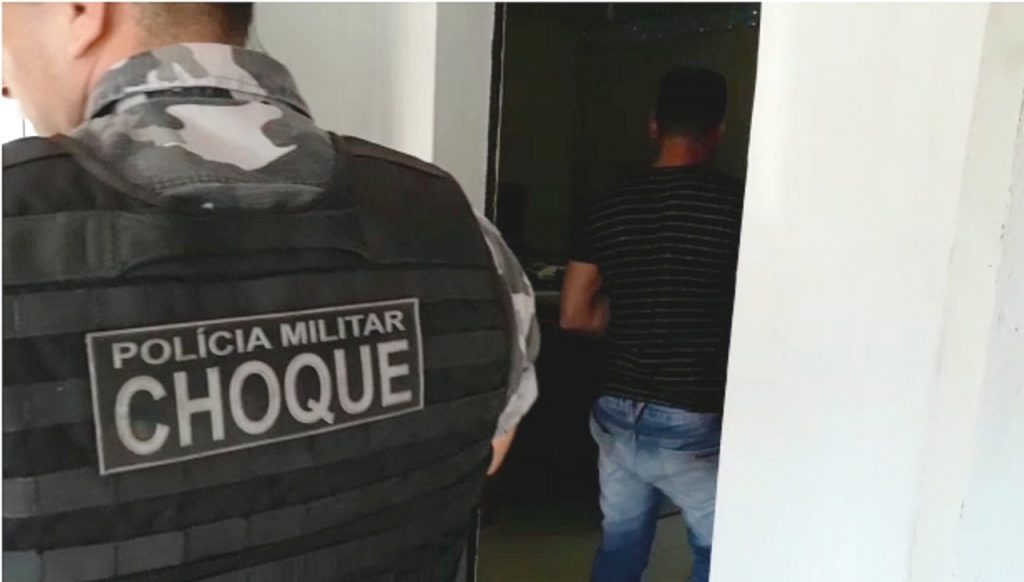 Homem procurado por roubo e homicídio é encontrado pelo Choque