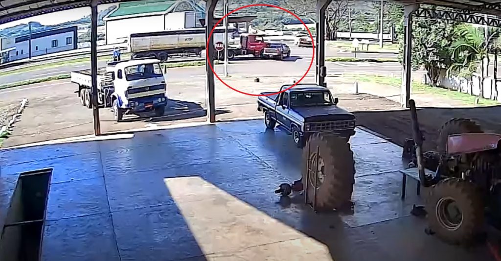 Vídeo mostra momento de acidente envolvendo caminhonete e carreta na BR-277, em São Miguel do Iguaçu