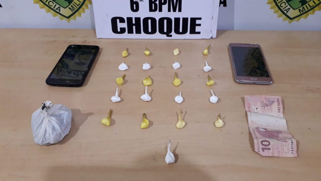 Dupla é detida pelo Choque com porções de maconha e cocaína no Jardim Veneza, em Cascavel