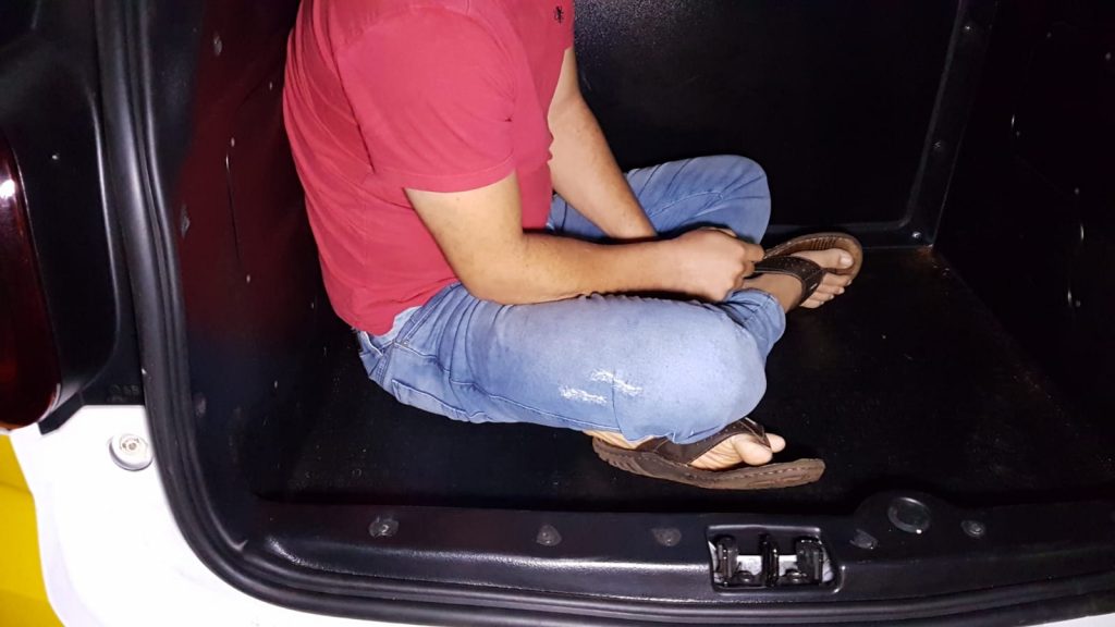 Após colidir em carro estacionado, motorista é preso pela PM por embriaguez ao volante no Bairro Maria Luíza