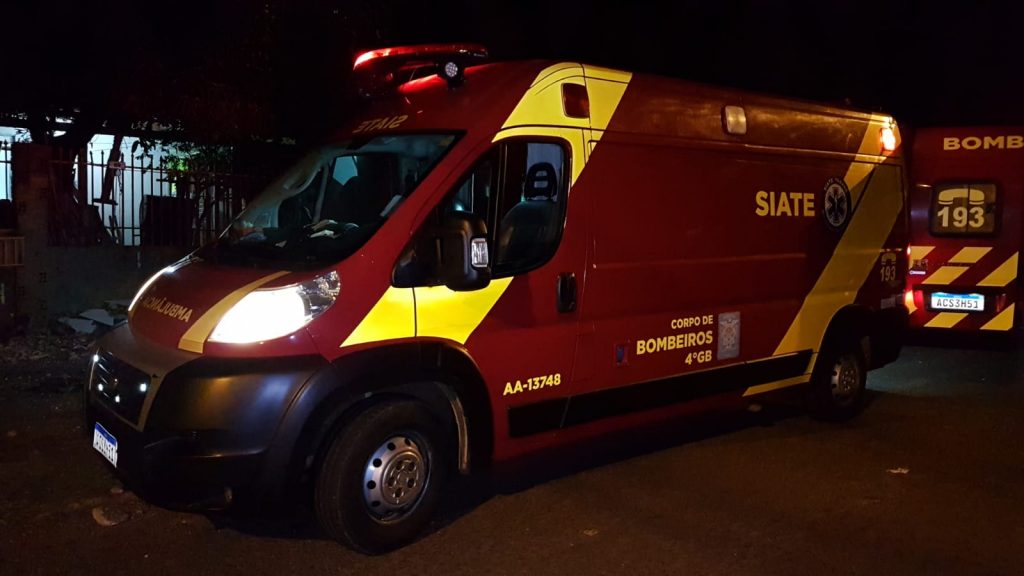 Idosa é socorrida pelo Siate após sofrer queda em casa no Bairro Santa Cruz