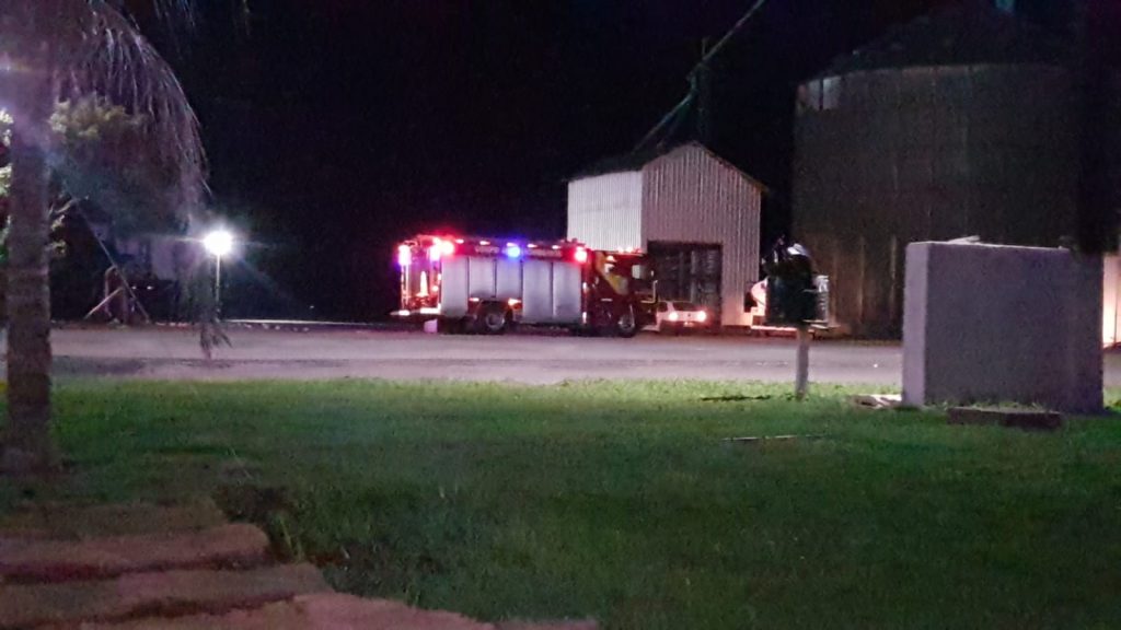 Cabine de caminhão pega fogo no pátio de empresa às margens da BR-277; Bombeiros foram mobilizados