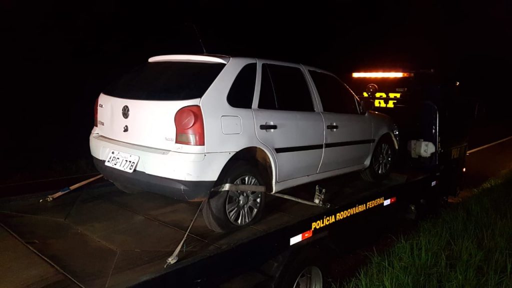 Após tentativa de fuga da PRF, homem é preso e tem carro carregado com cigarros apreendido na BR-467