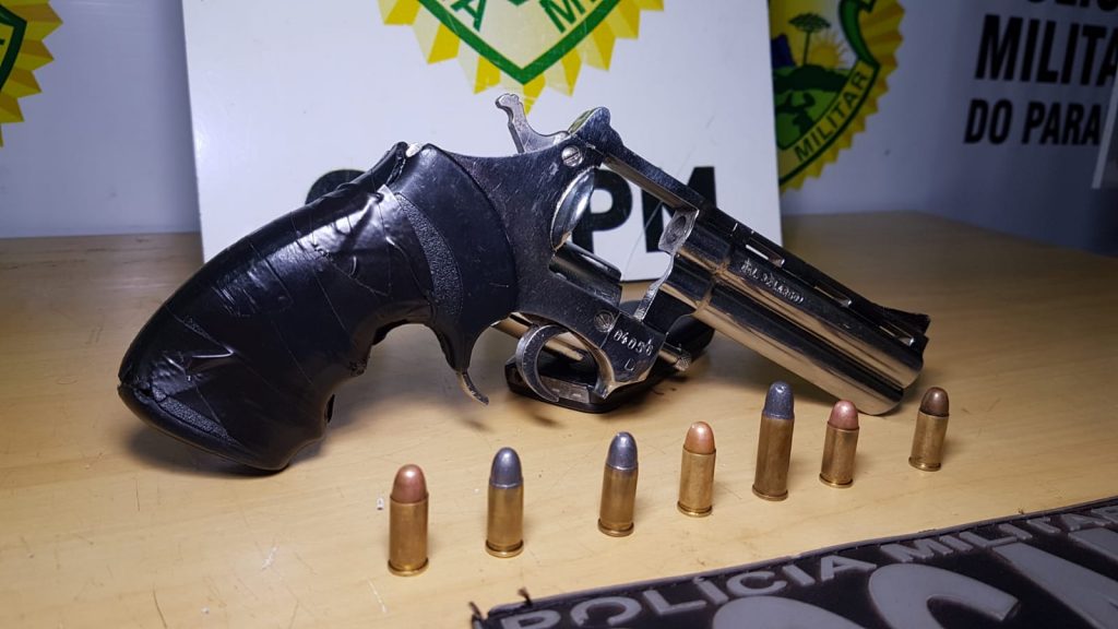 Flagrado com revólver calibre 32 municiado na mochila, homem de 38 anos é preso pela ROCAM