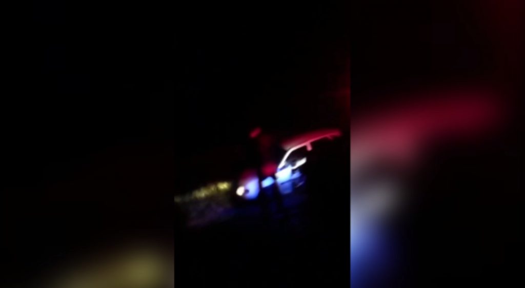 Vídeo mostra momento em que PRF aborda condutor do Gol carregado com cigarros após fuga na BR-467